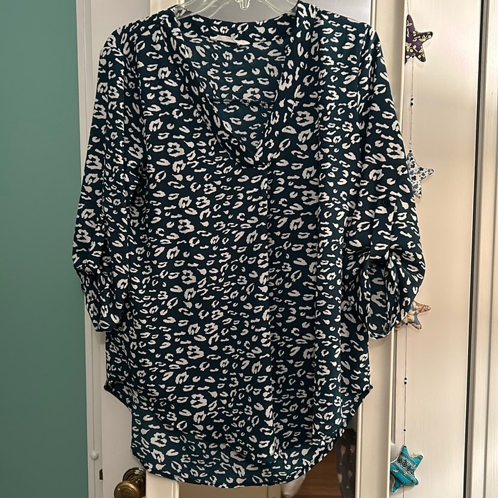 Lush teal/cream print blouse. S